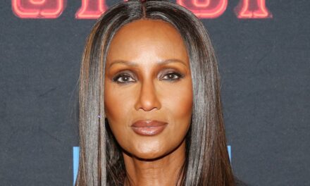 Iman, 70 ans, étonne les fans dans la robe Valentino qu&rsquo;elle a portée pour la première fois il y a dix ans