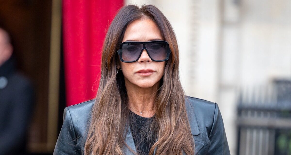 Victoria Beckham sort dans un costume surdimensionné avant son spectacle SS26 PFW