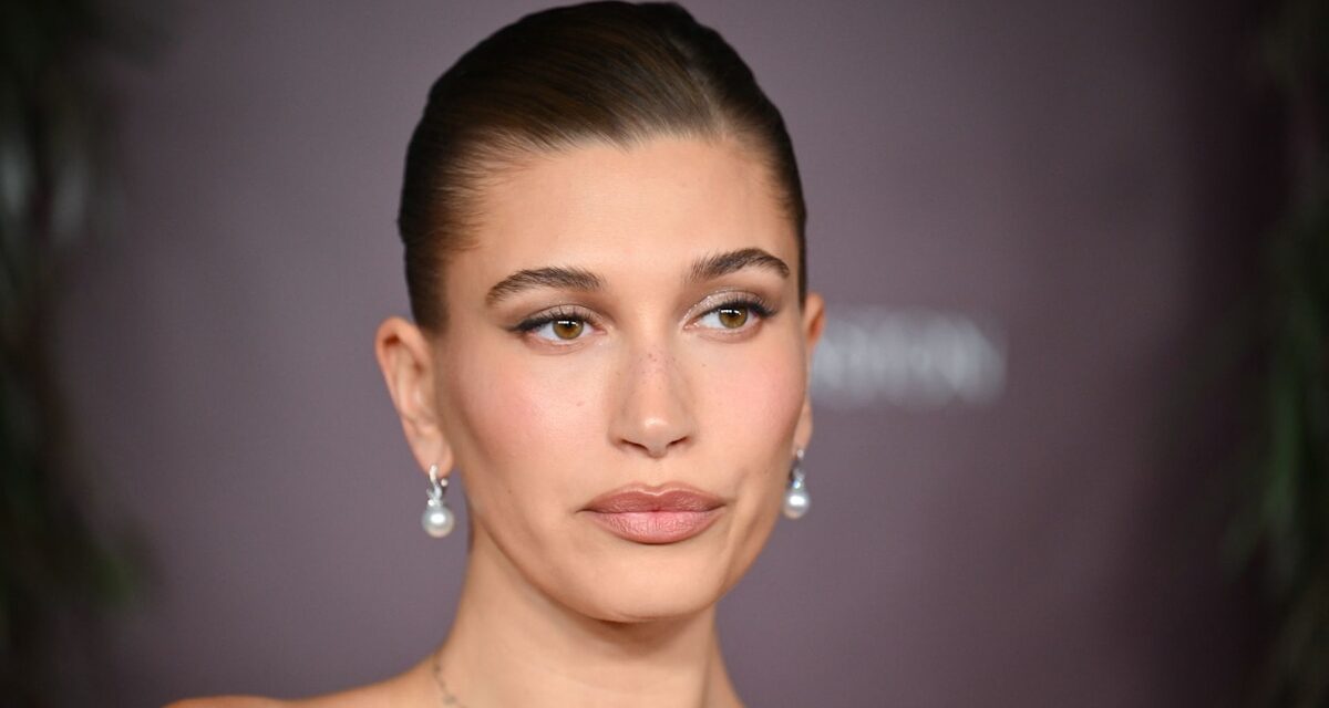 Hailey Bieber perfectionne le style décontracté d&rsquo;une fille cool avec un pull et un jean vintage