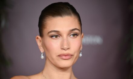 Hailey Bieber perfectionne le style décontracté d&rsquo;une fille cool avec un pull et un jean vintage