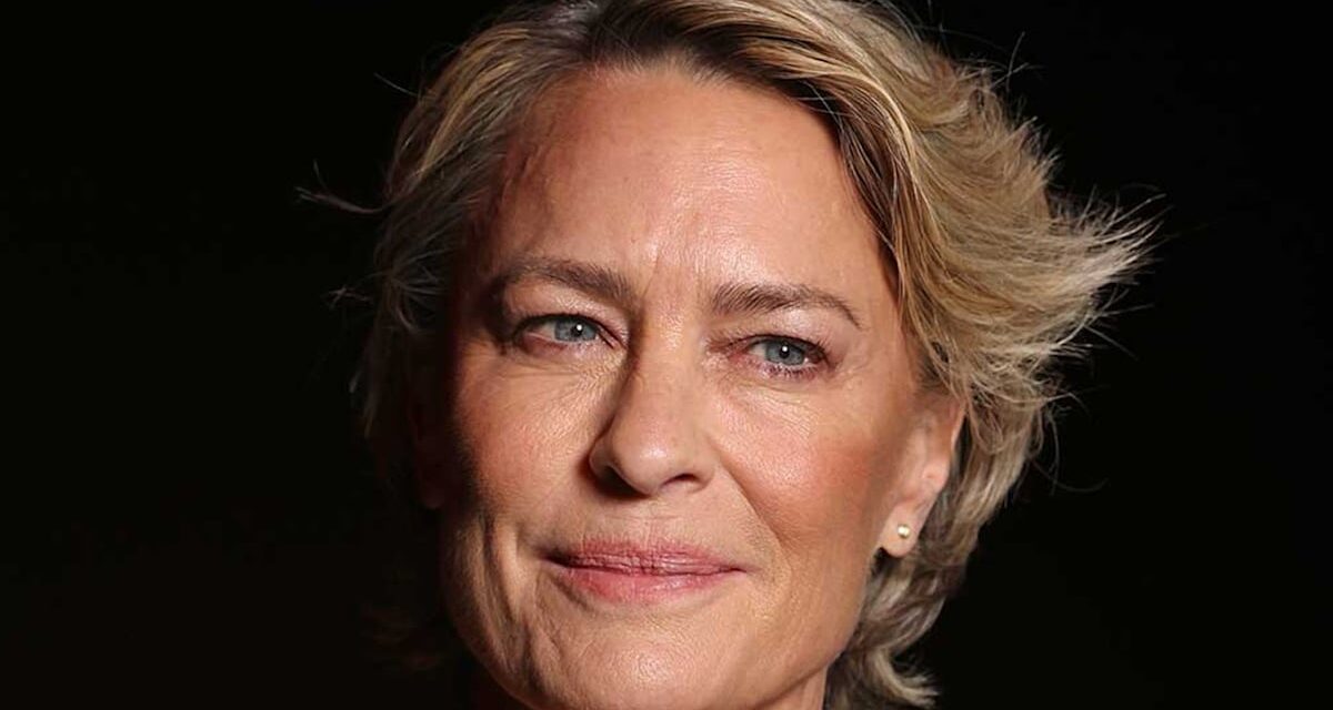 La maquilleuse de Robin Wright utilise cette crème raffermissante sur les bras incroyablement toniques de l&rsquo;actrice
