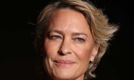 La maquilleuse de Robin Wright utilise cette crème raffermissante sur les bras incroyablement toniques de l&rsquo;actrice