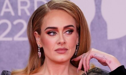 Adele stupéfie lors de sa rare apparition publique au Grand Prix des États-Unis