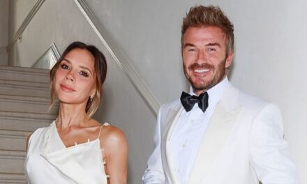 Victoria Beckham met l&rsquo;accent sur son origine « ouvrière » avec un look inédit de la maison de son enfance