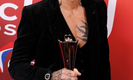 Keith Urban a une réaction surprenante au nom d&rsquo;un fan au milieu de son divorce avec Nicole Kidman – regardez