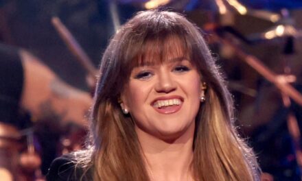 Lionel Richie &lsquo;guérit&rsquo; Kelly Clarkson lors de la conversation émotionnelle sur le chagrin