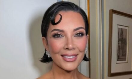 Qu&rsquo;a fait Kris Jenner à ses cheveux alors qu&rsquo;elle dévoile un nouveau look méconnaissable ?
