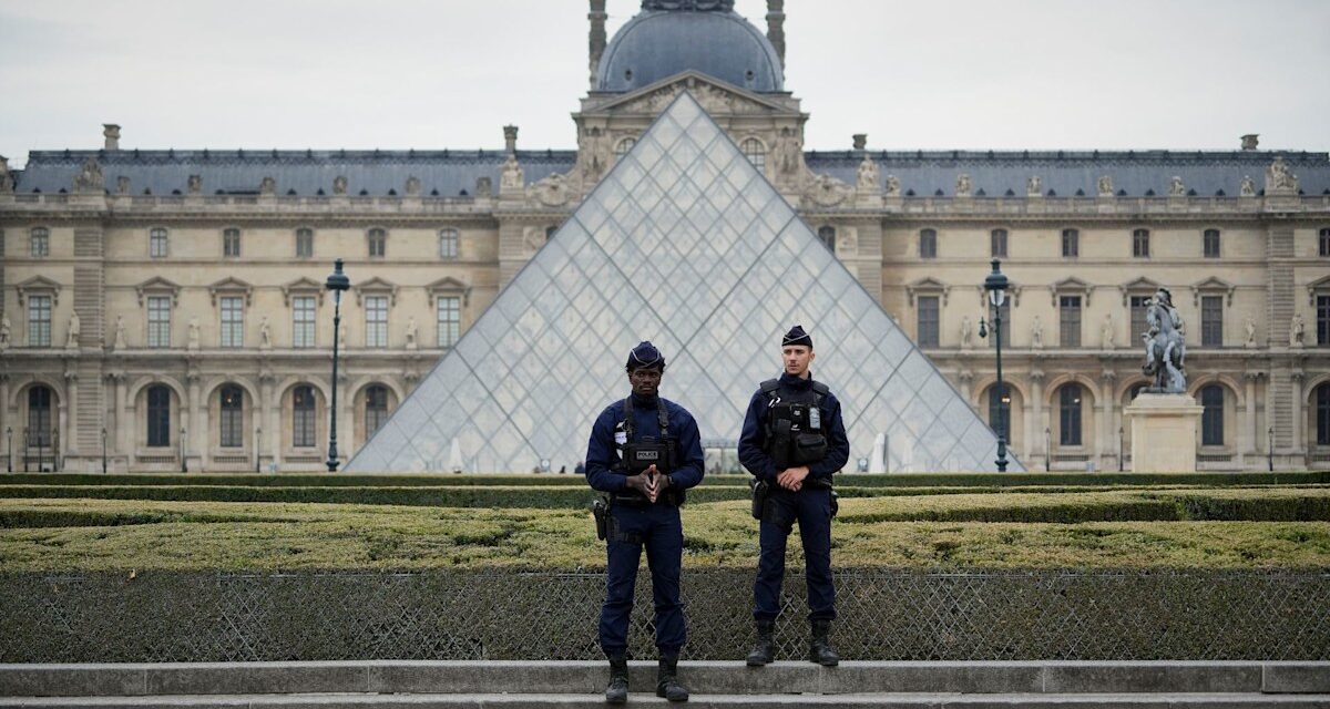 Tout ce qu&rsquo;il faut savoir sur le braquage du joyau du musée du Louvre alors que l&rsquo;enquête se poursuit