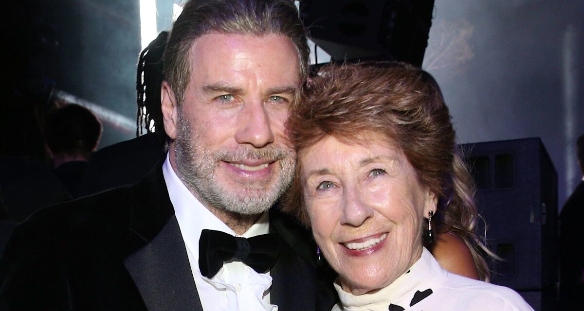 La sœur de John Travolta, Ellen, 86 ans, se transforme en Fiancée de Frankenstein pour le nouveau film Haul Out the Halloween de Hallmark