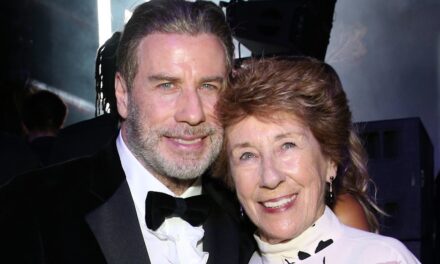 La sœur de John Travolta, Ellen, 86 ans, se transforme en Fiancée de Frankenstein pour le nouveau film Haul Out the Halloween de Hallmark