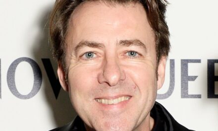 Jonathan Ross semble méconnaissable depuis son tout premier rôle à la télévision en 1987