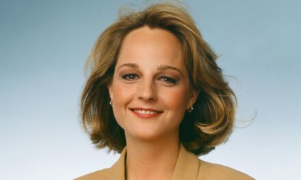 La star de St. Elsewhere des années 80 partage un rare selfie sans maquillage alors que ses fans se déchaînent