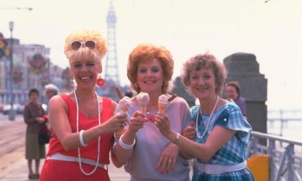 La star du feuilleton, 92 ans, fait une superbe apparition rare sur le tapis rouge