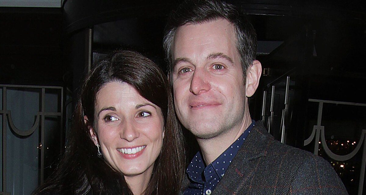 Matt Baker sort aux côtés de sa femme sosie Nicola Mooney pour une occasion royale