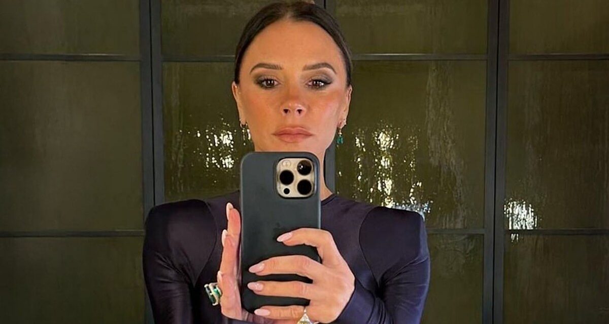 Victoria Beckham déclare que les ongles « rose poudré » sont la tendance incontournable de l&rsquo;automne 2025