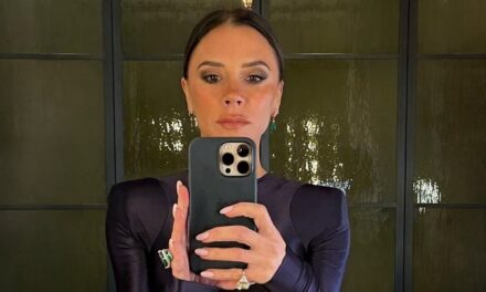 Victoria Beckham déclare que les ongles « rose poudré » sont la tendance incontournable de l&rsquo;automne 2025