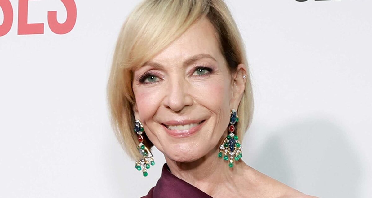 Allison Janney, 65 ans, est incroyable sur Palm Royale et c&rsquo;est son secret sous les yeux