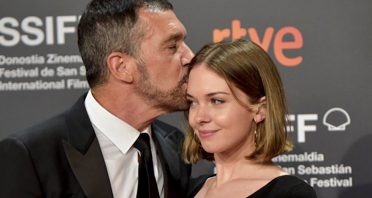 Stella Banderas et Alex Gruszynski disent « oui » en Espagne alors qu&rsquo;Antonio Banderas célèbre