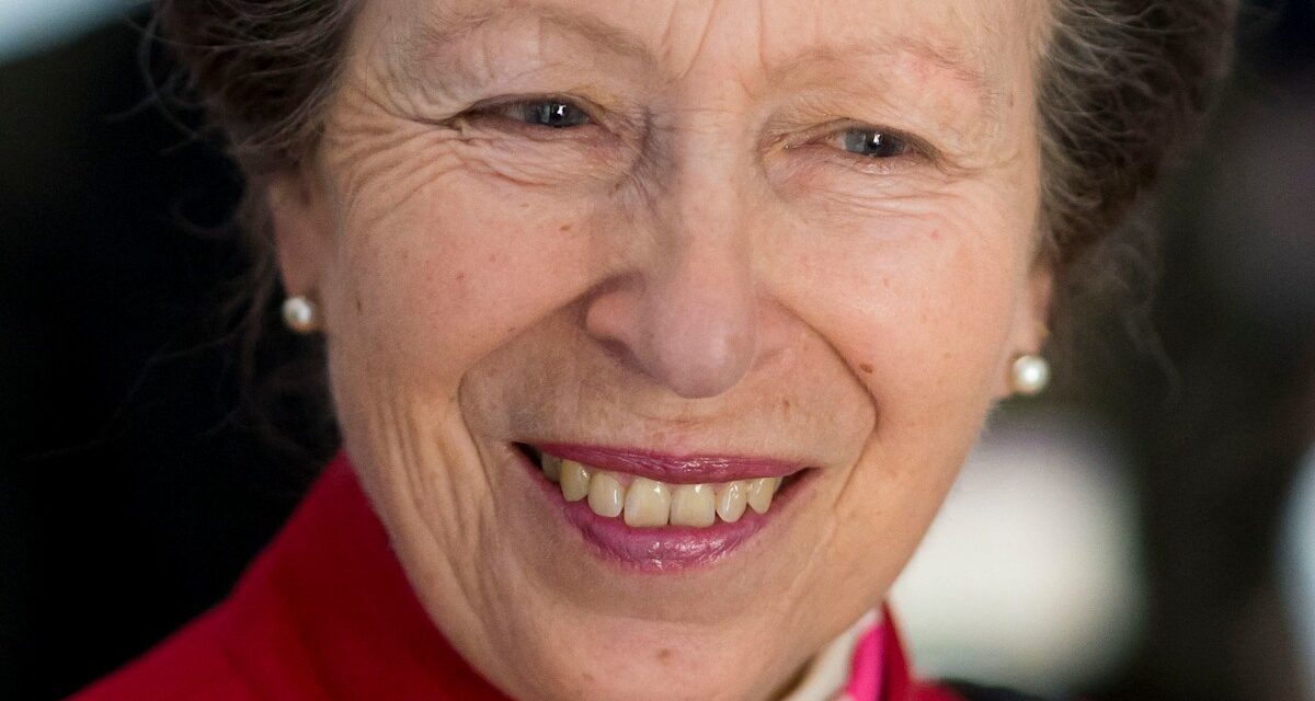 La princesse Anne écarte la controverse avec une veste courte qui n&rsquo;a pas quitté sa garde-robe depuis 3 ans