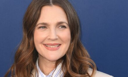 Le selfie non filtré de Drew Barrymore dans son appartement de Manhattan distrait les fans avec une seule inquiétude