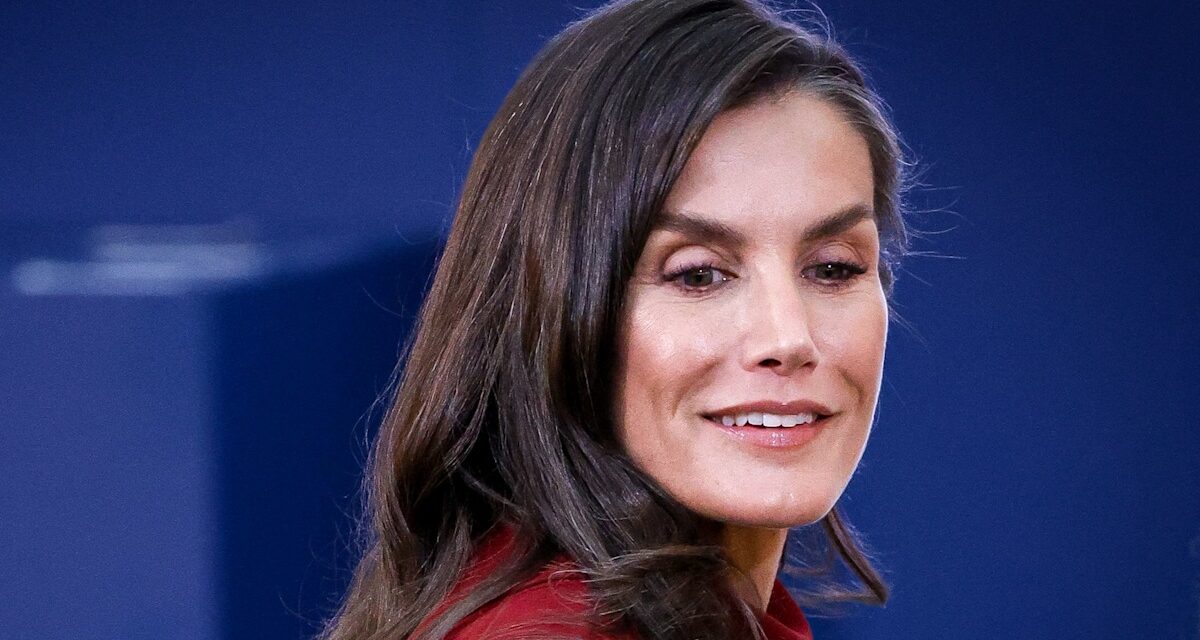 La reine Letizia, 53 ans, portait la robe d&rsquo;un autre royal – avec une fente dans le dos