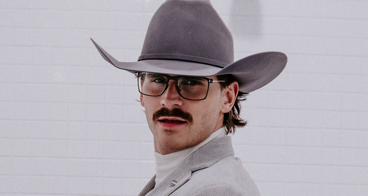 La nouvelle star de la musique country, Tucker Wetmore, « s&rsquo;amuse » et adopte la haute couture pour hommes – exclusivité