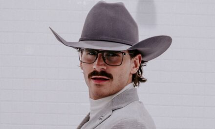 La nouvelle star de la musique country, Tucker Wetmore, « s&rsquo;amuse » et adopte la haute couture pour hommes – exclusivité