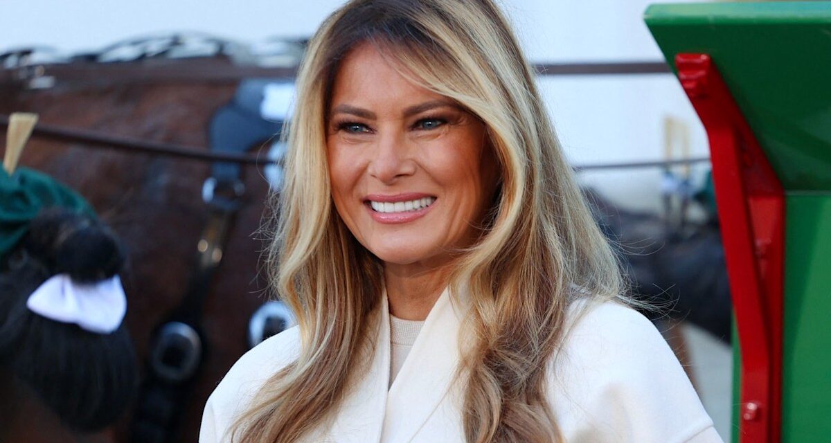 Melania Trump a l’air festive alors qu’elle accueille le sapin de Noël 2025 de la Maison Blanche