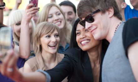 Qu&rsquo;est-ce qu&rsquo;une relation « parasociale » ? La tendance inquiétante des 70 ans qui sera importante en 2025