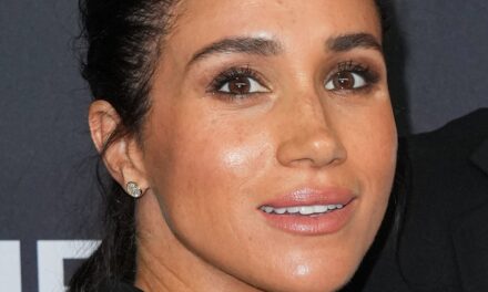 Meghan Markle vient de dévoiler sa robe de Thanksgiving – et cela met le « F » en fête