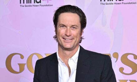 Oliver Hudson laisse aux fans beaucoup à dire alors qu&rsquo;il taquine la « transformation » – regardez