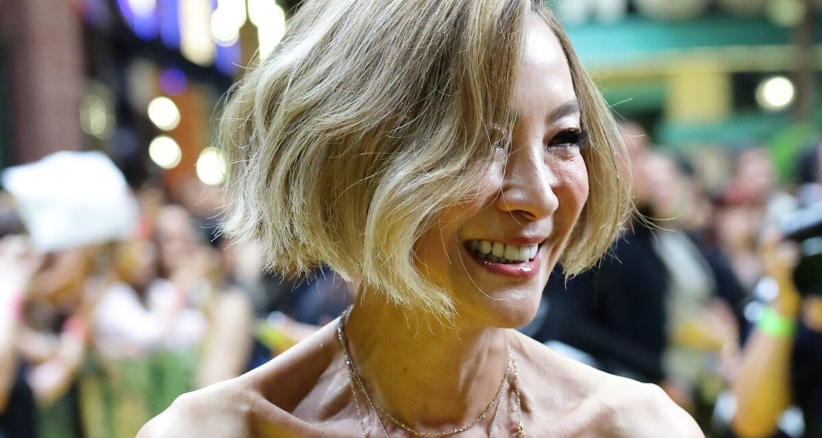 Michelle Yeoh, 63 ans, révèle une silhouette tonique avec un décolleté plongeant et une robe bulle transparente pour l&rsquo;événement Wicked