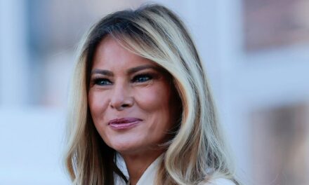 Melania Trump lance la transformation de ses cheveux en « blond cannelle » avec un nouveau look saisissant