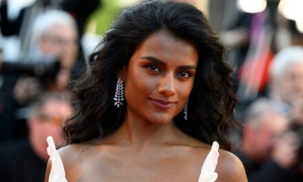 Simone Ashley perfectionne sa tenue d&rsquo;automne avec des collants transparents, des cuissardes et une veste en cuir bordeaux