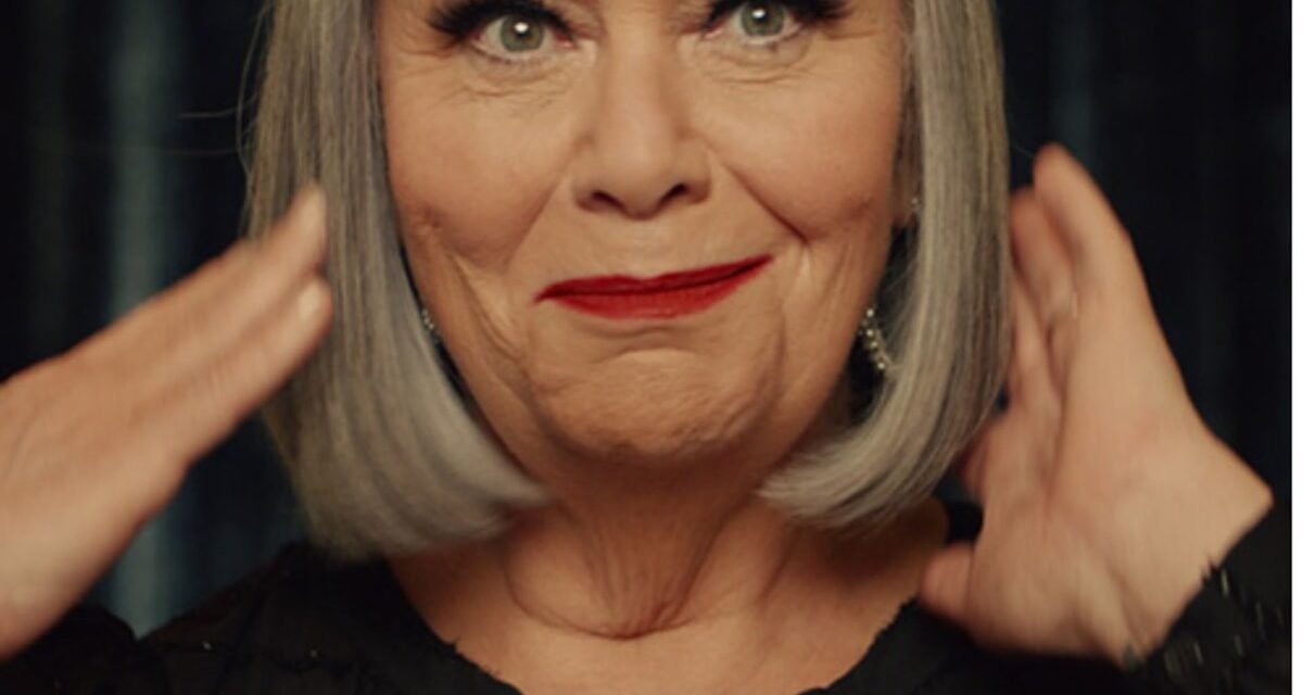 Dawn French porte une mini-robe scintillante à 65 £ dans la nouvelle publicité de Noël M&S – et c&rsquo;est maintenant tendance
