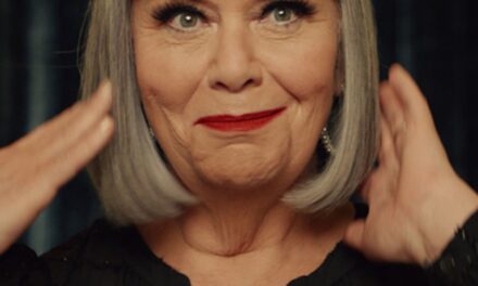 Dawn French porte une mini-robe scintillante à 65 £ dans la nouvelle publicité de Noël M&S – et c&rsquo;est maintenant tendance