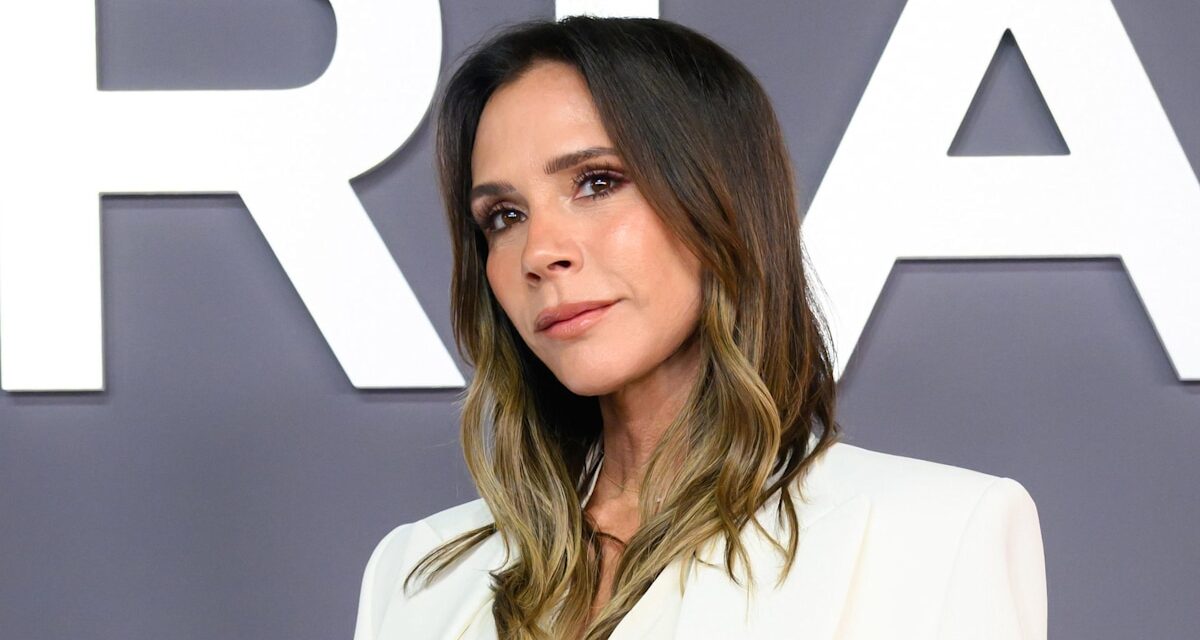 Victoria Beckham nous apprend à porter un blazer carré pour la saison automne-hiver 2025