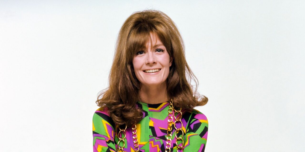 La star de cinéma des années 60, 88 ans, a l&rsquo;air incroyablement intemporelle dans une apparence glamour sur le tapis rouge