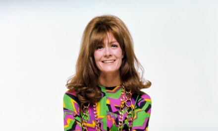 La star de cinéma des années 60, 88 ans, a l&rsquo;air incroyablement intemporelle dans une apparence glamour sur le tapis rouge