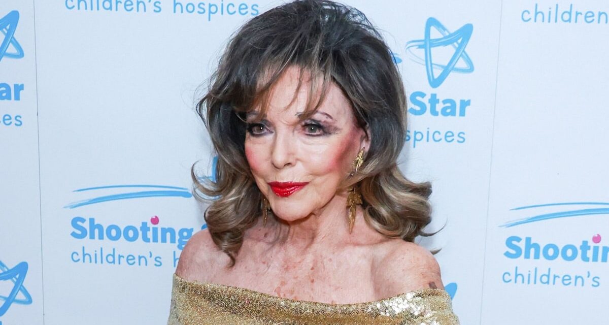 Joan Collins, 92 ans, incarne une déesse dorée dans une robe aux épaules dénudées