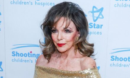 Joan Collins, 92 ans, incarne une déesse dorée dans une robe aux épaules dénudées