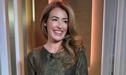 La mini-robe Marks & Spencer métallisée dorée à 26 £ de Cat Deeley est tout simplement parfaite pour la saison des fêtes