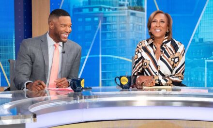 Michael Strahan de GMA se moque de Robin Roberts après la révélation du salaire