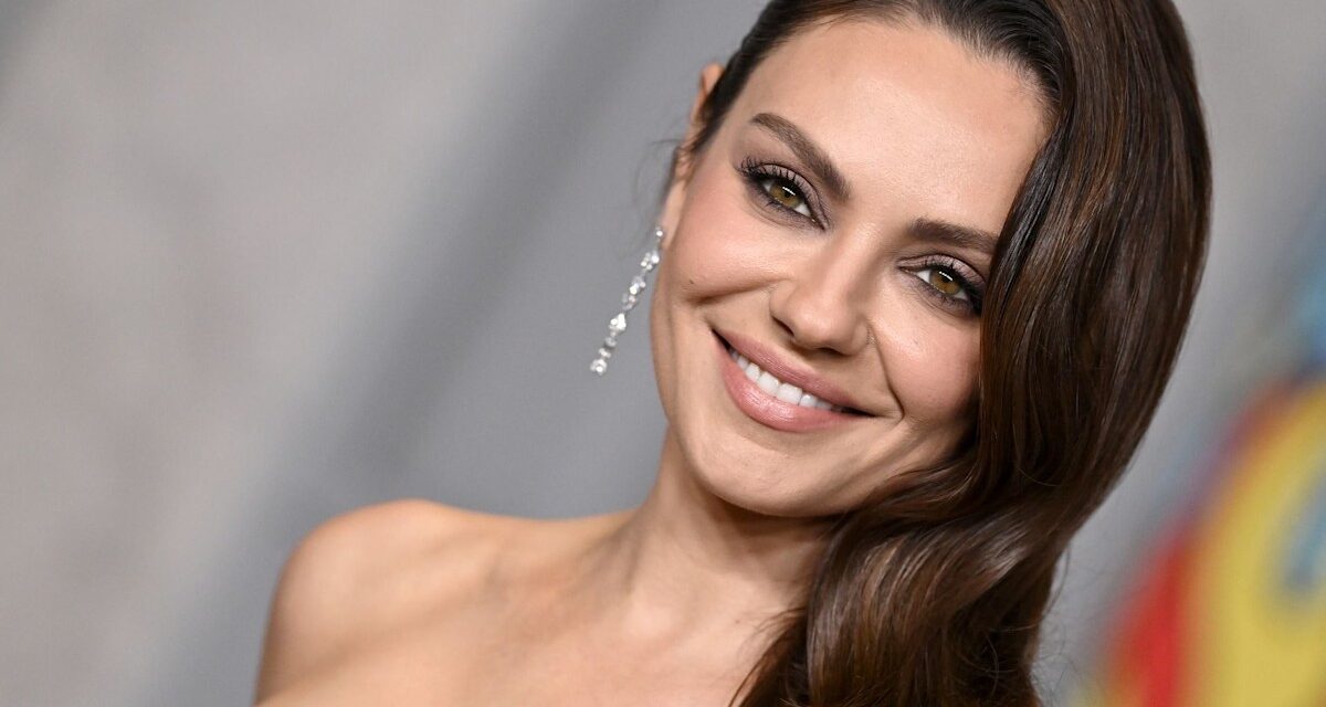 Mila Kunis incarne la tendance audacieuse des « robes bustier » dans une robe bustier tendance