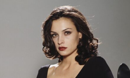 Bond girl, 61 ans, ressemble à une déesse dans une robe vert écume audacieuse et décolletée avec une jupe en tulle transparent