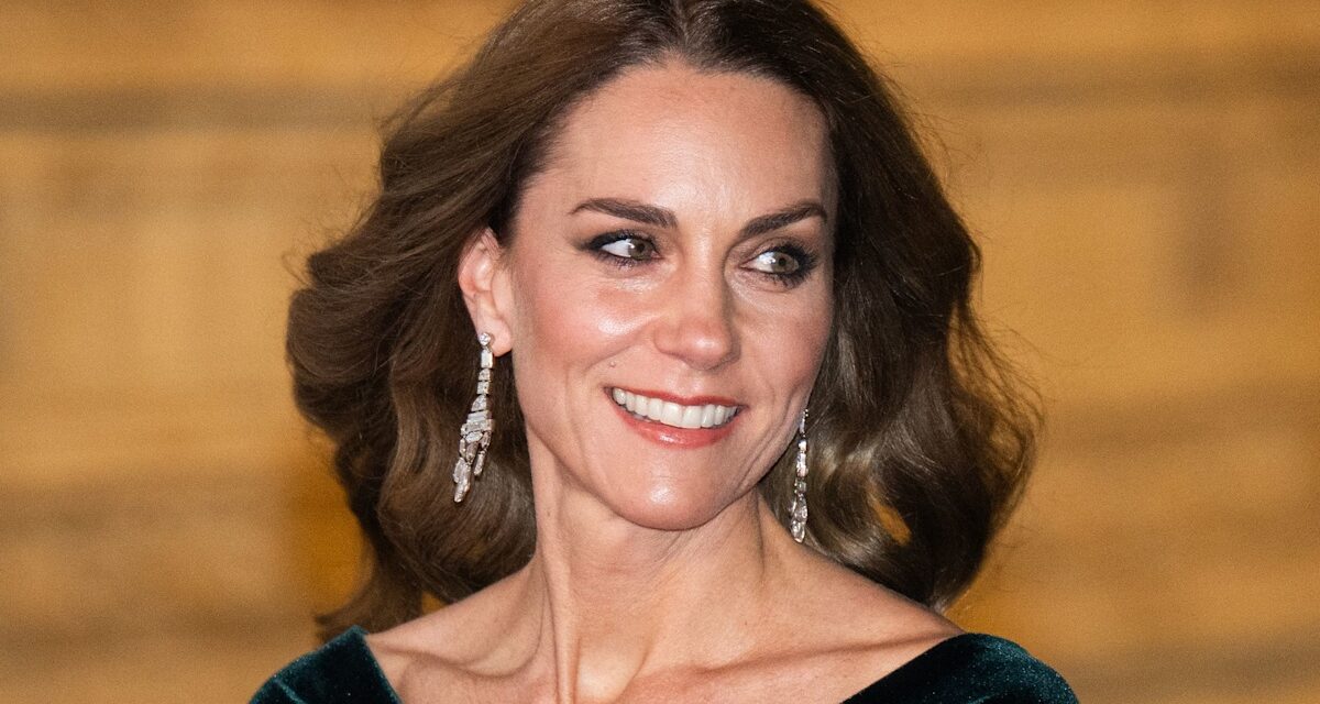 Kate Middleton arrête la circulation dans une robe en velours vert Talbot Runhof au Royal Variety Performance