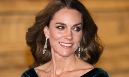Kate Middleton arrête la circulation dans une robe en velours vert Talbot Runhof au Royal Variety Performance