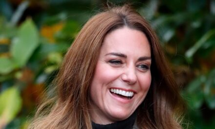 Kate Middleton embrasse la « saison de la réflexion » dans un jean skinny marron chocolat