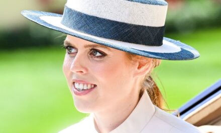 La princesse Béatrice reprend ses fonctions royales dans une petite robe noire Beulah à 795 £