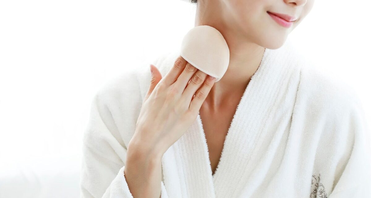 Les poudres à épousseter sont le secret des soins du corps pour rester frais toute la journée
